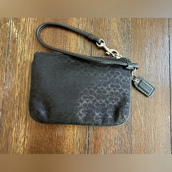Coach signature logo wrislet - Picture 4 of 9